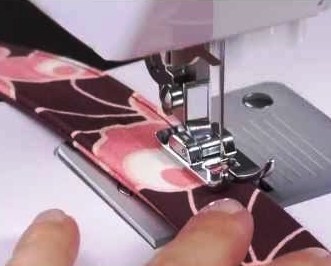 бытовые швейные машины в ташкенте, jack швейные машины в ташкенте цены, Швейная машина Janome, промышленные швейные машины в ташкенте, швейные машинки в узбекистане цены, мини швейная машинка в ташкенте, промышленная машина зигзаг купить в ташкенте, швейные машинки производственные product-singer-simple-3223-back.jpg